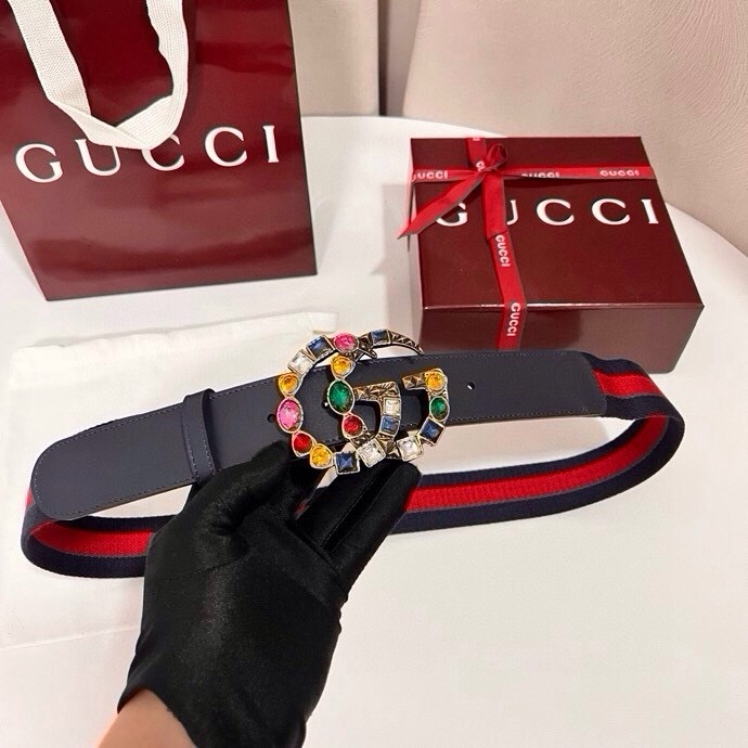 古奇 宽4.0cm Supreme帆布是品牌的一款经典面料，经不同配色组合以及现代和经典设计演绎后，在《