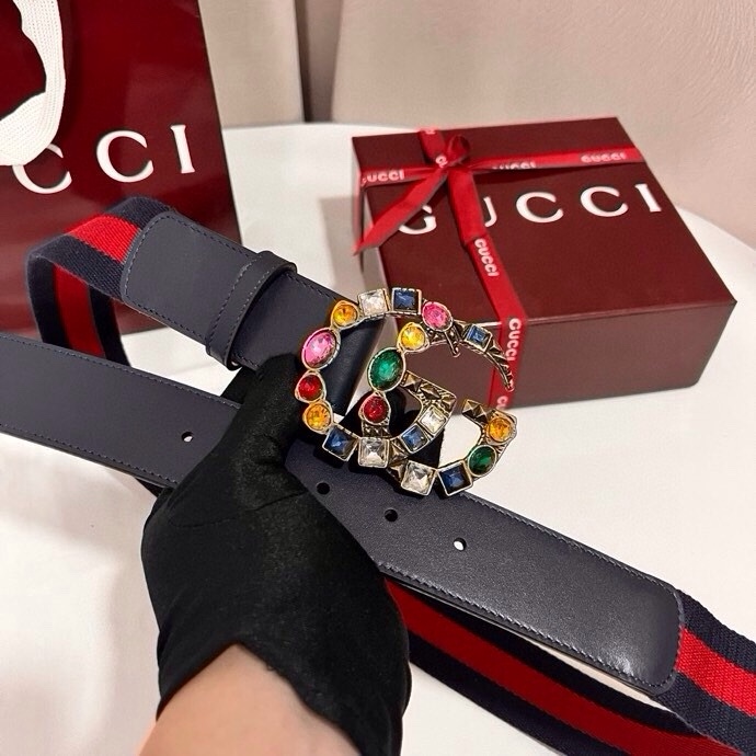 古奇 宽4.0cm Supreme帆布是品牌的一款经典面料，经不同配色组合以及现代和经典设计演绎后，在《