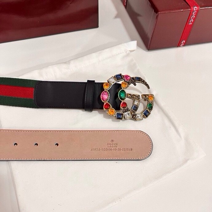 古奇 宽4.0cm Supreme帆布是品牌的一款经典面料，经不同配色组合以及现代和经典设计演绎后，在《