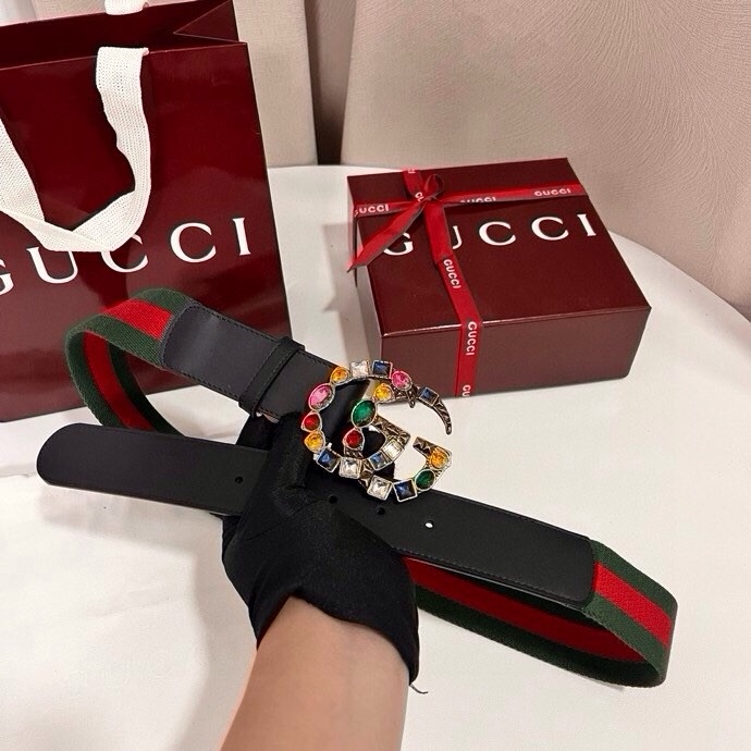 古奇 宽4.0cm Supreme帆布是品牌的一款经典面料，经不同配色组合以及现代和经典设计演绎后，在《