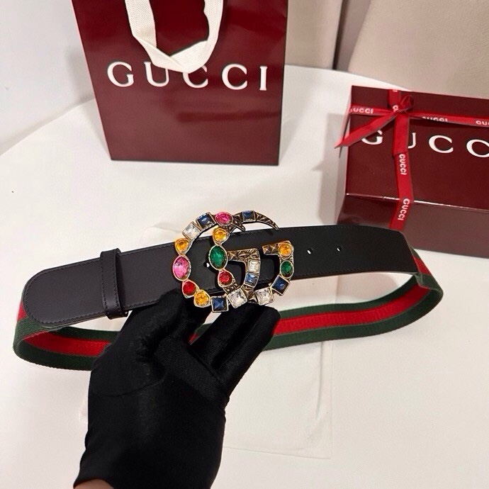 古奇 宽4.0cm Supreme帆布是品牌的一款经典面料，经不同配色组合以及现代和经典设计演绎后，在《