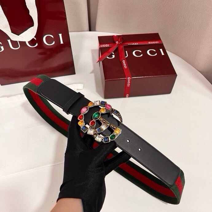 古奇 宽4.0cm Supreme帆布是品牌的一款经典面料，经不同配色组合以及现代和经典设计演绎后，在《