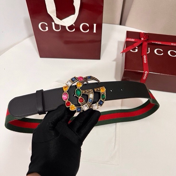 古奇 宽4.0cm Supreme帆布是品牌的一款经典面料，经不同配色组合以及现代和经典设计演绎后，在《