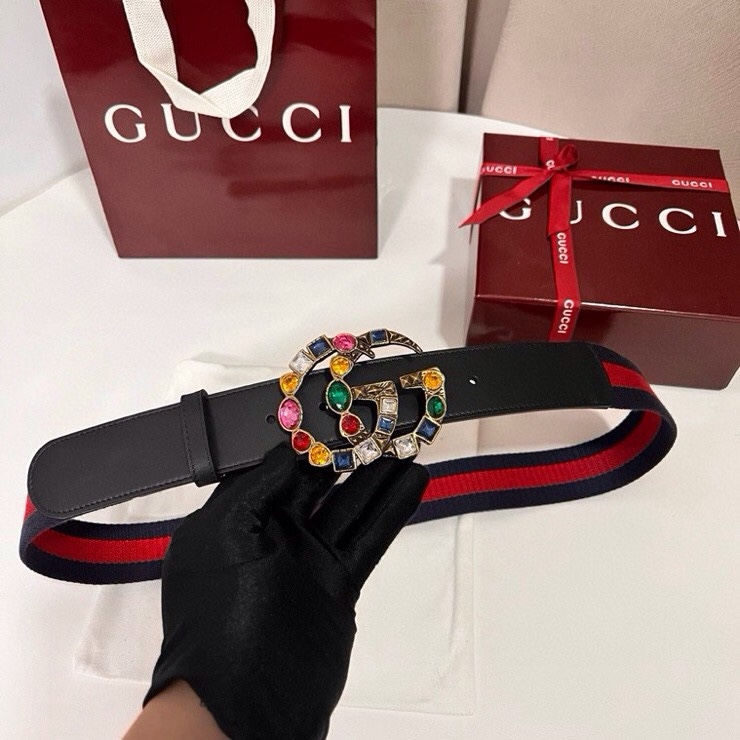 古奇 宽4.0cm Supreme帆布是品牌的一款经典面料，经不同配色组合以及现代和经典设计演绎后，在《