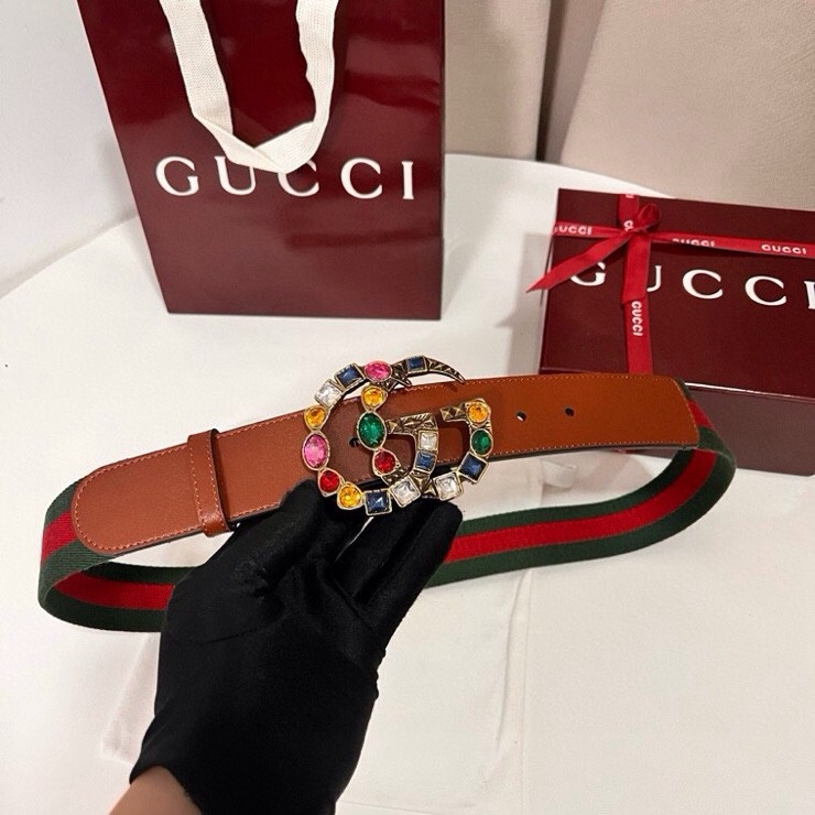 古奇 宽4.0cm Supreme帆布是品牌的一款经典面料，经不同配色组合以及现代和经典设计演绎后，在《