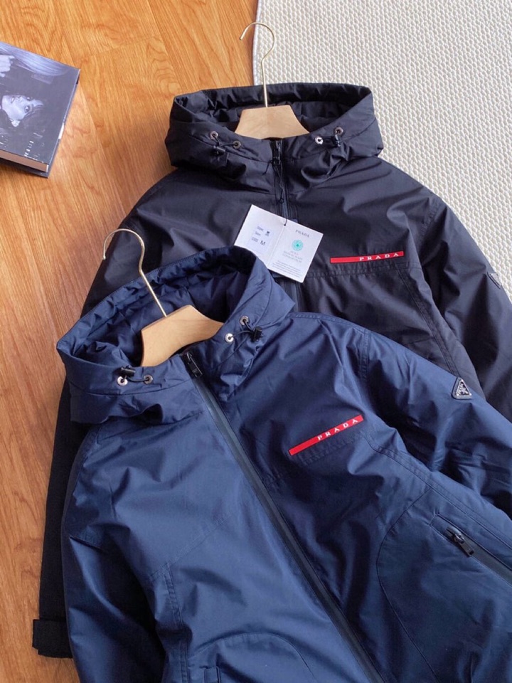 Prada 普拉达源自意大利的奢华体验，欧洲限定款。 全压胶防水拉链，90白鹅绒填充。 P家男士连帽款羽