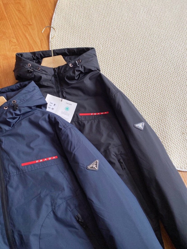 Prada 普拉达源自意大利的奢华体验，欧洲限定款。 全压胶防水拉链，90白鹅绒填充。 P家男士连帽款羽