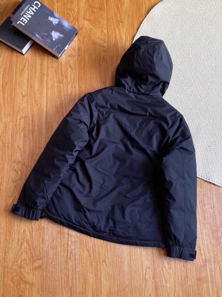 Prada 普拉达源自意大利的奢华体验，欧洲限定款。 全压胶防水拉链，90白鹅绒填充。 P家男士连帽款羽