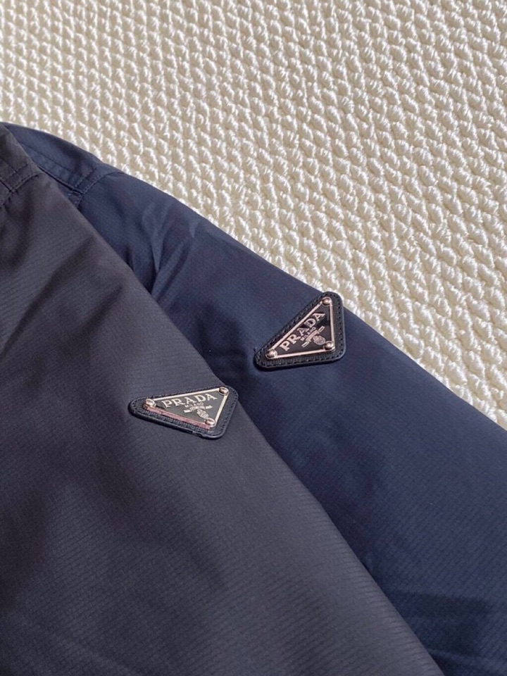 Prada 普拉达源自意大利的奢华体验，欧洲限定款。 全压胶防水拉链，90白鹅绒填充。 P家男士连帽款羽