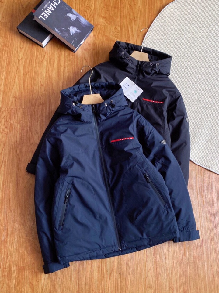 Prada 普拉达源自意大利的奢华体验，欧洲限定款。 全压胶防水拉链，90白鹅绒填充。 P家男士连帽款羽