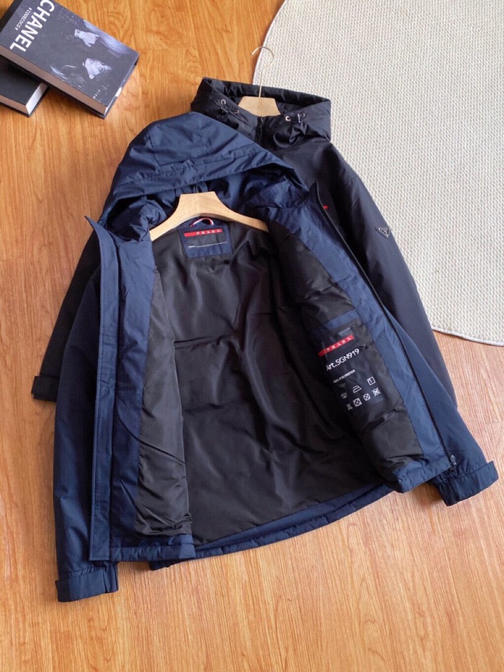 Prada 普拉达源自意大利的奢华体验，欧洲限定款。 全压胶防水拉链，90白鹅绒填充。 P家男士连帽款羽