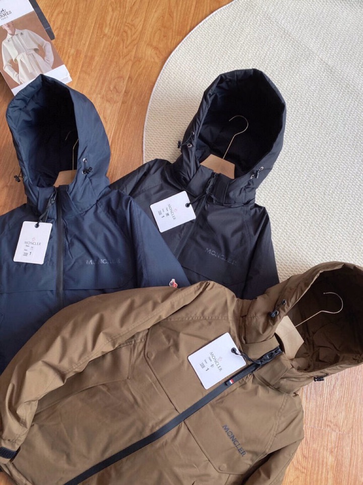Moncler 蒙口 男士商务连帽羽绒服。\n深圳贸易公司的订单，出口北欧的尾货，数量不是很多，买到就是