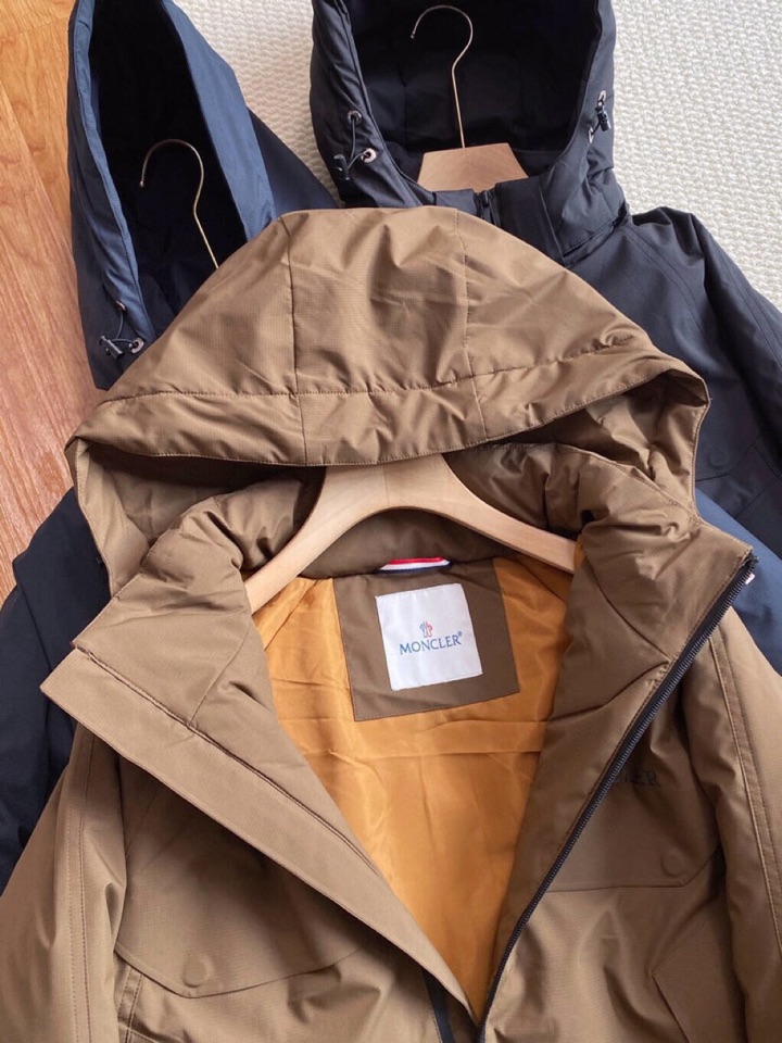 Moncler 蒙口 男士商务连帽羽绒服。\n深圳贸易公司的订单，出口北欧的尾货，数量不是很多，买到就是