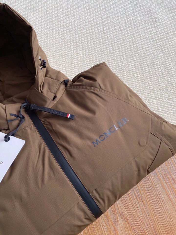 Moncler 蒙口 男士商务连帽羽绒服。\n深圳贸易公司的订单，出口北欧的尾货，数量不是很多，买到就是
