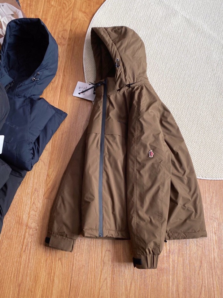 Moncler 蒙口 男士商务连帽羽绒服。\n深圳贸易公司的订单，出口北欧的尾货，数量不是很多，买到就是