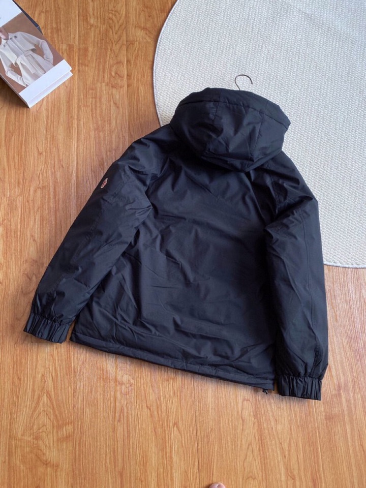 Moncler 蒙口 男士商务连帽羽绒服。\n深圳贸易公司的订单，出口北欧的尾货，数量不是很多，买到就是