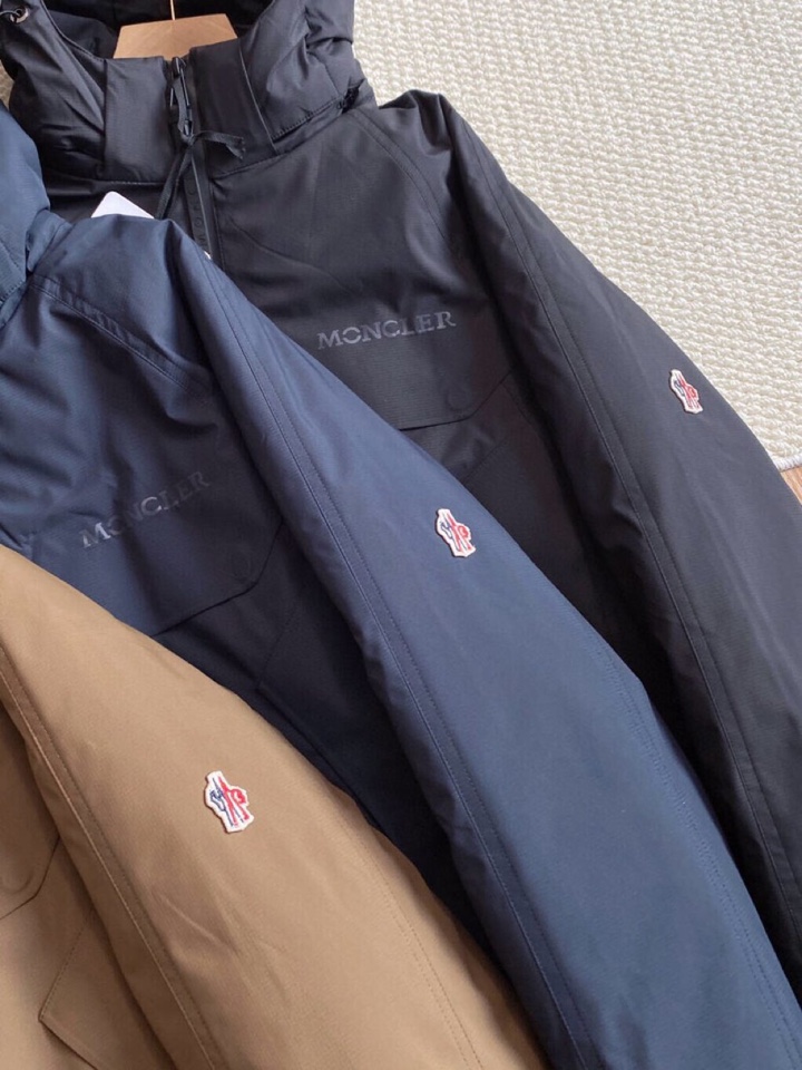 Moncler 蒙口 男士商务连帽羽绒服。\n深圳贸易公司的订单，出口北欧的尾货，数量不是很多，买到就是