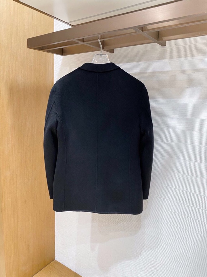 Ermenegildo Zegna 杰尼亚羊毛羽绒西服，内里羽绒可以拆卸\n码数：48-56\n颜色：黑