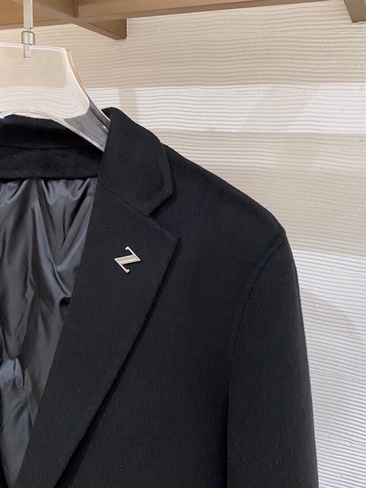 Ermenegildo Zegna 杰尼亚羊毛羽绒西服，内里羽绒可以拆卸\n码数：48-56\n颜色：黑