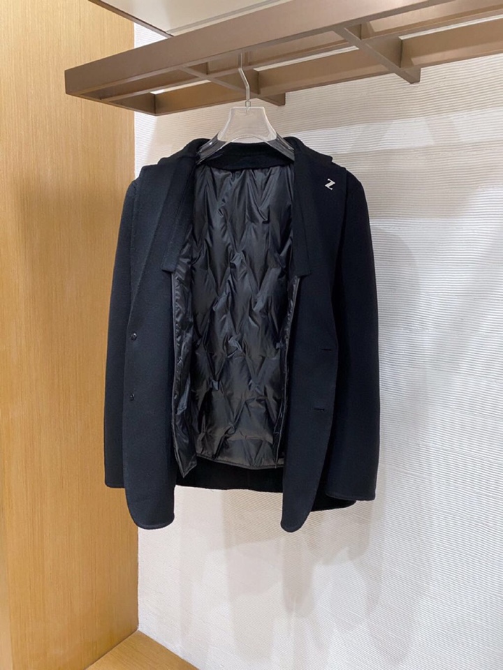 Ermenegildo Zegna 杰尼亚羊毛羽绒西服，内里羽绒可以拆卸\n码数：48-56\n颜色：黑