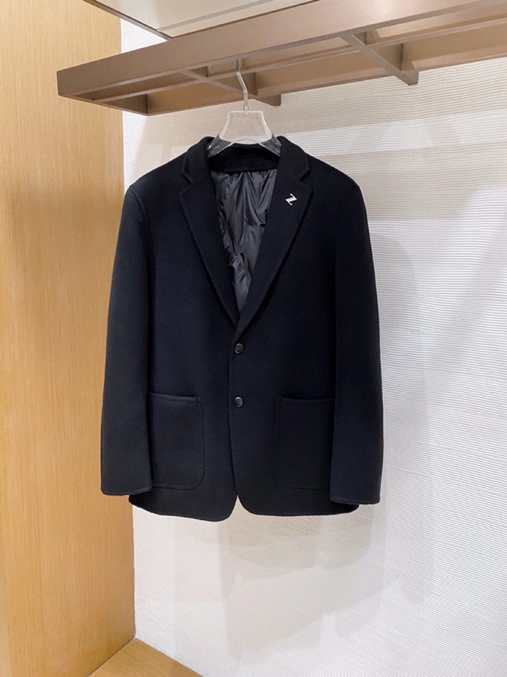 Ermenegildo Zegna 杰尼亚羊毛羽绒西服，内里羽绒可以拆卸\n码数：48-56\n颜色：黑
