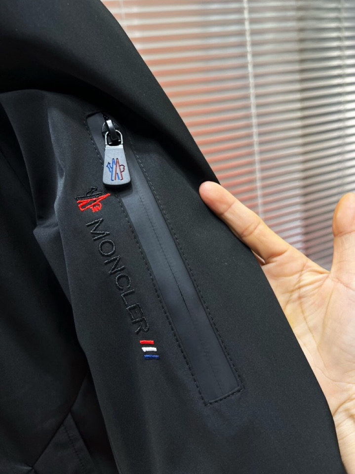 Moncler 蒙口2025秋冬棉服夹克外套，定制原版logo五金，精致工艺面料，顶级元素融合打造，潮男