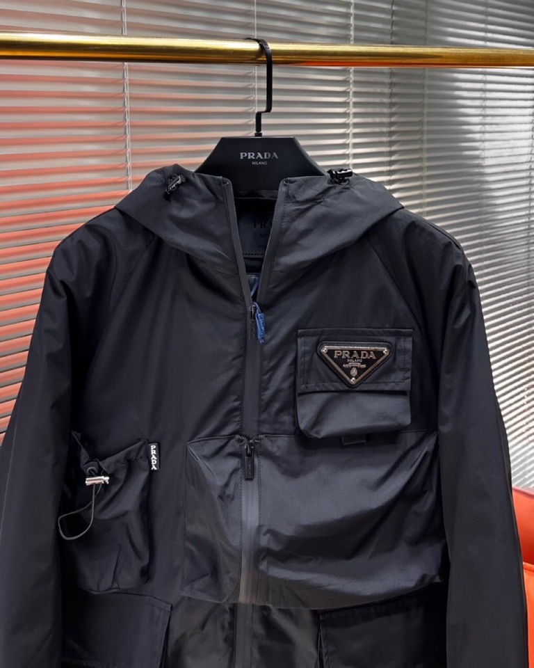 Prada 普拉达2025秋冬棉服夹克外套，定制原版logo五金，精致工艺面料，顶级元素融合打造，潮男时