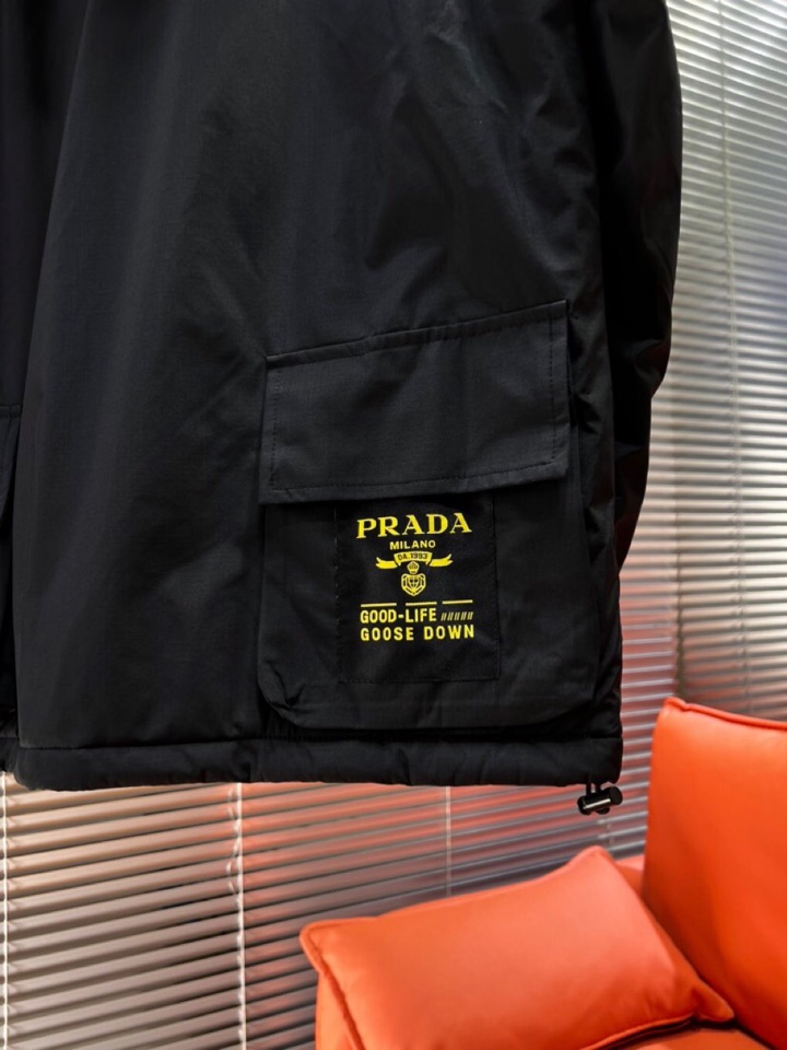 Prada 普拉达2025秋冬棉服夹克外套，定制原版logo五金，精致工艺面料，顶级元素融合打造，潮男时