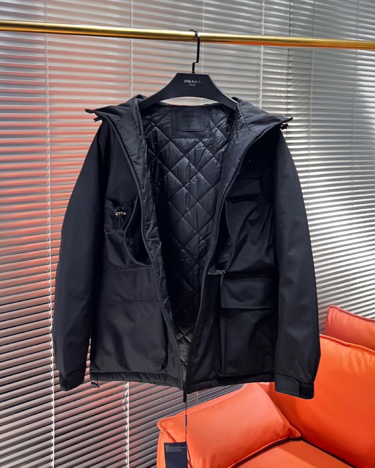 Prada 普拉达2025秋冬棉服夹克外套，定制原版logo五金，精致工艺面料，顶级元素融合打造，潮男时