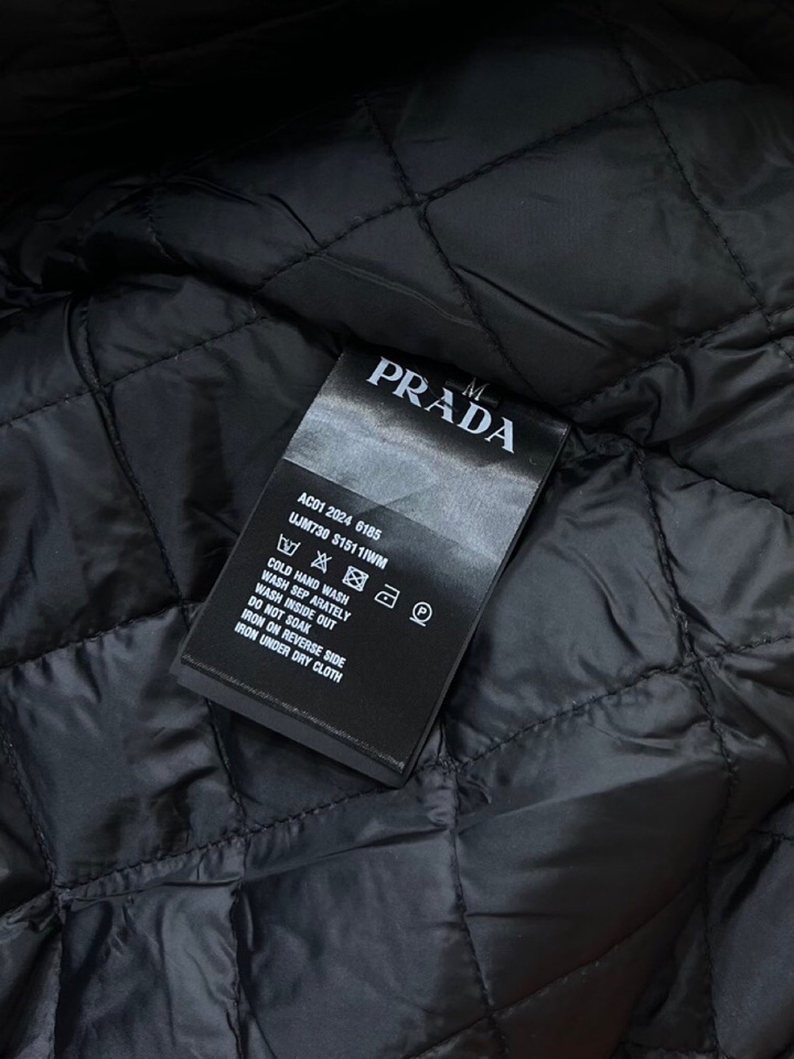 Prada 普拉达2025秋冬棉服夹克外套，定制原版logo五金，精致工艺面料，顶级元素融合打造，潮男时