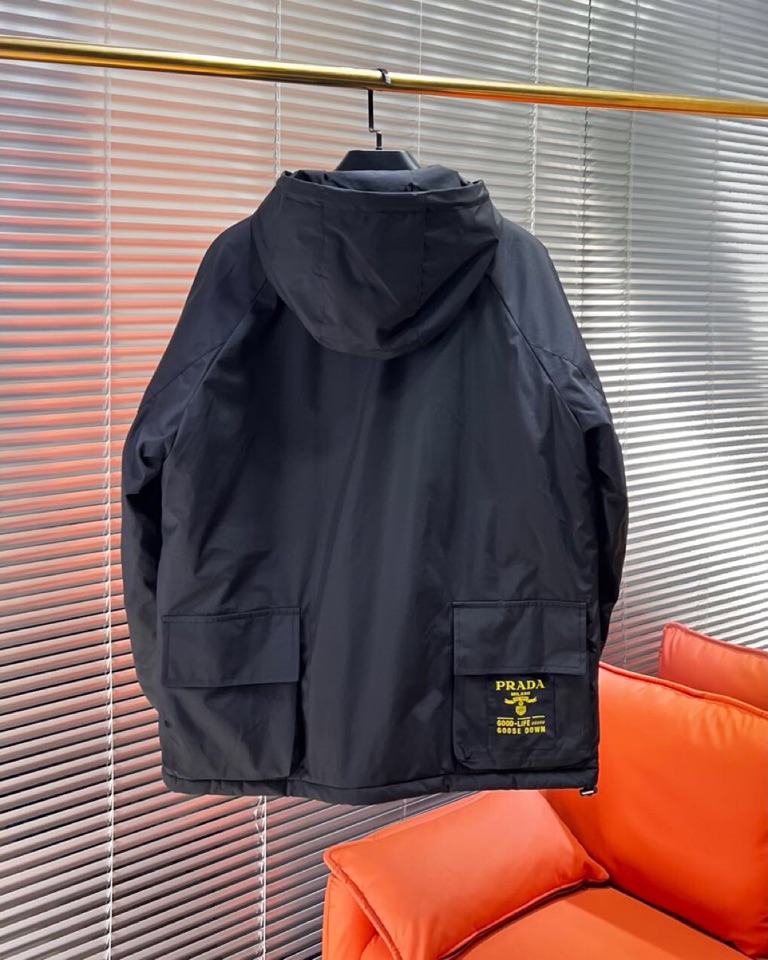 Prada 普拉达2025秋冬棉服夹克外套，定制原版logo五金，精致工艺面料，顶级元素融合打造，潮男时