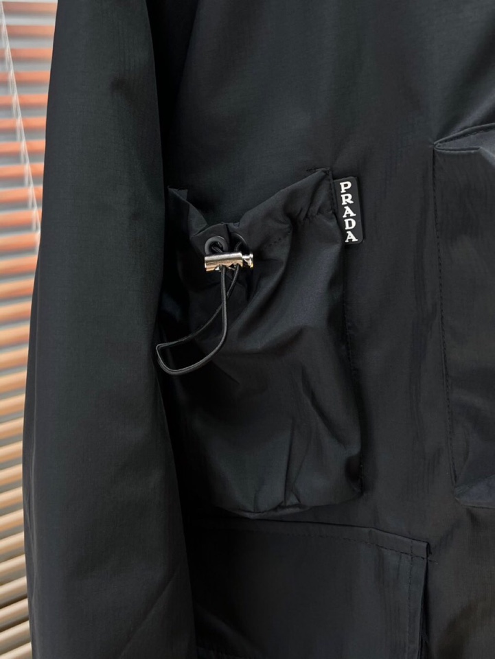 Prada 普拉达2025秋冬棉服夹克外套，定制原版logo五金，精致工艺面料，顶级元素融合打造，潮男时