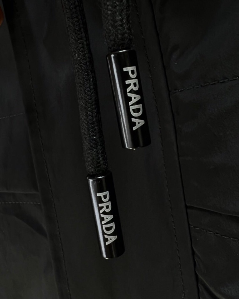Prada 普拉达2025秋冬棉服夹克外套，定制原版logo五金，精致工艺面料，顶级元素融合打造，潮男时