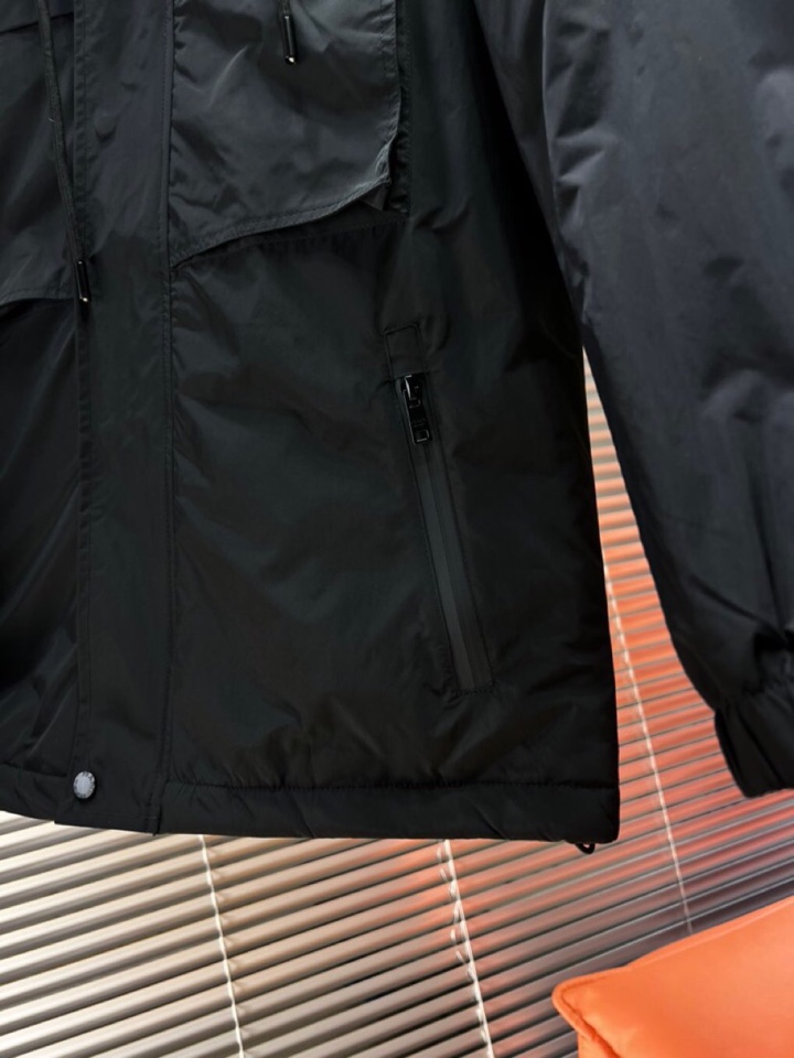 Prada 普拉达2025秋冬棉服夹克外套，定制原版logo五金，精致工艺面料，顶级元素融合打造，潮男时