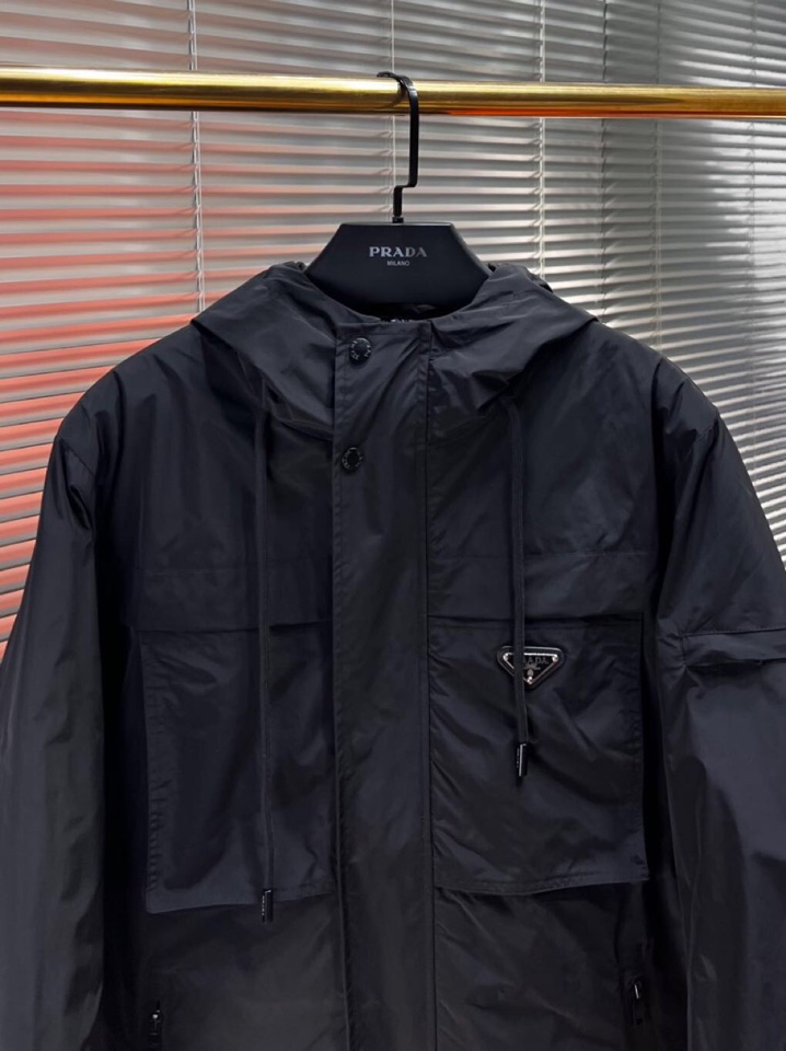 Prada 普拉达2025秋冬棉服夹克外套，定制原版logo五金，精致工艺面料，顶级元素融合打造，潮男时