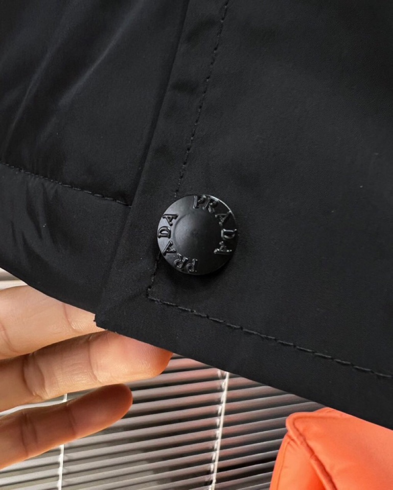 Prada 普拉达2025秋冬棉服夹克外套，定制原版logo五金，精致工艺面料，顶级元素融合打造，潮男时