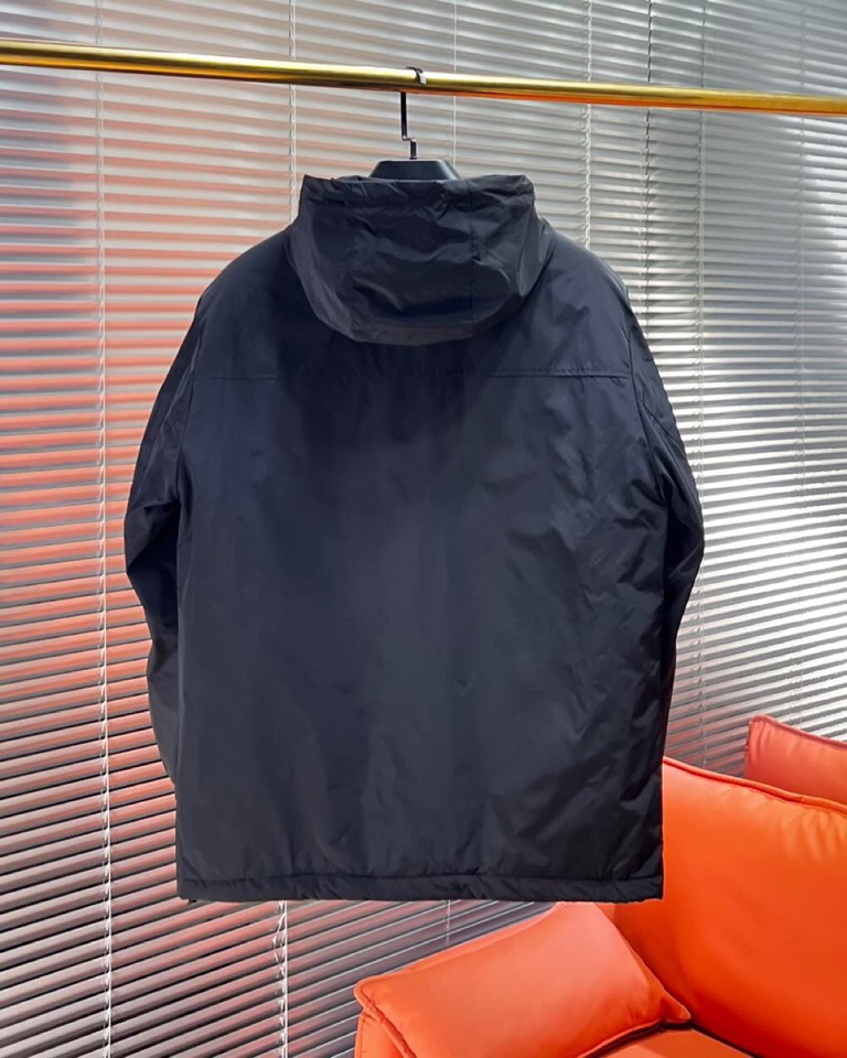 Prada 普拉达2025秋冬棉服夹克外套，定制原版logo五金，精致工艺面料，顶级元素融合打造，潮男时
