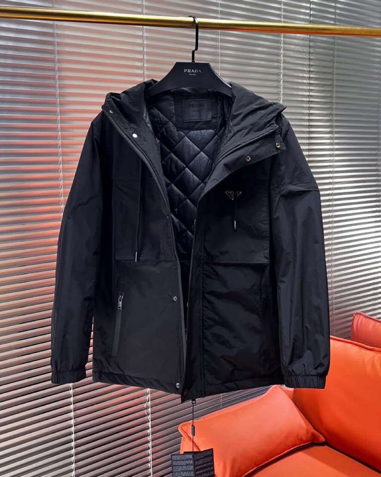 Prada 普拉达2025秋冬棉服夹克外套，定制原版logo五金，精致工艺面料，顶级元素融合打造，潮男时