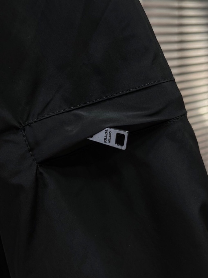 Prada 普拉达2025秋冬棉服夹克外套，定制原版logo五金，精致工艺面料，顶级元素融合打造，潮男时