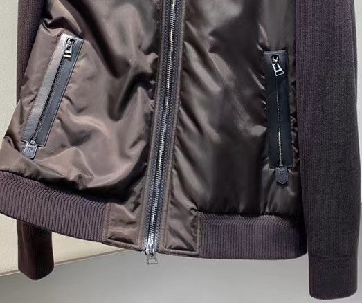 TF 2025秋冬新款爆款哈林顿加棉立领夹克、三色齐发，全真皮配饰；简约大气上档次；面料柔软舒适顺滑，耐