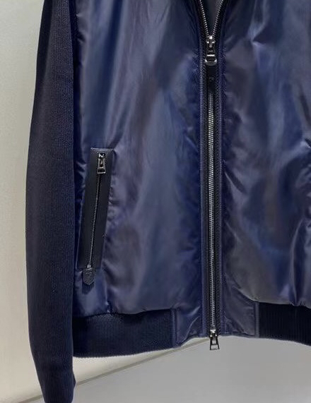 TF 2025秋冬新款爆款哈林顿加棉立领夹克、三色齐发，全真皮配饰；简约大气上档次；面料柔软舒适顺滑，耐