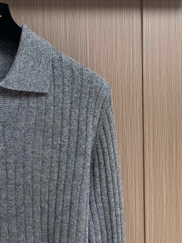 \n Brioni 2025SS翻领毛衣针织长袖毛衣，高端奢华且白金级的一款经典基础款针织。通体的设计完