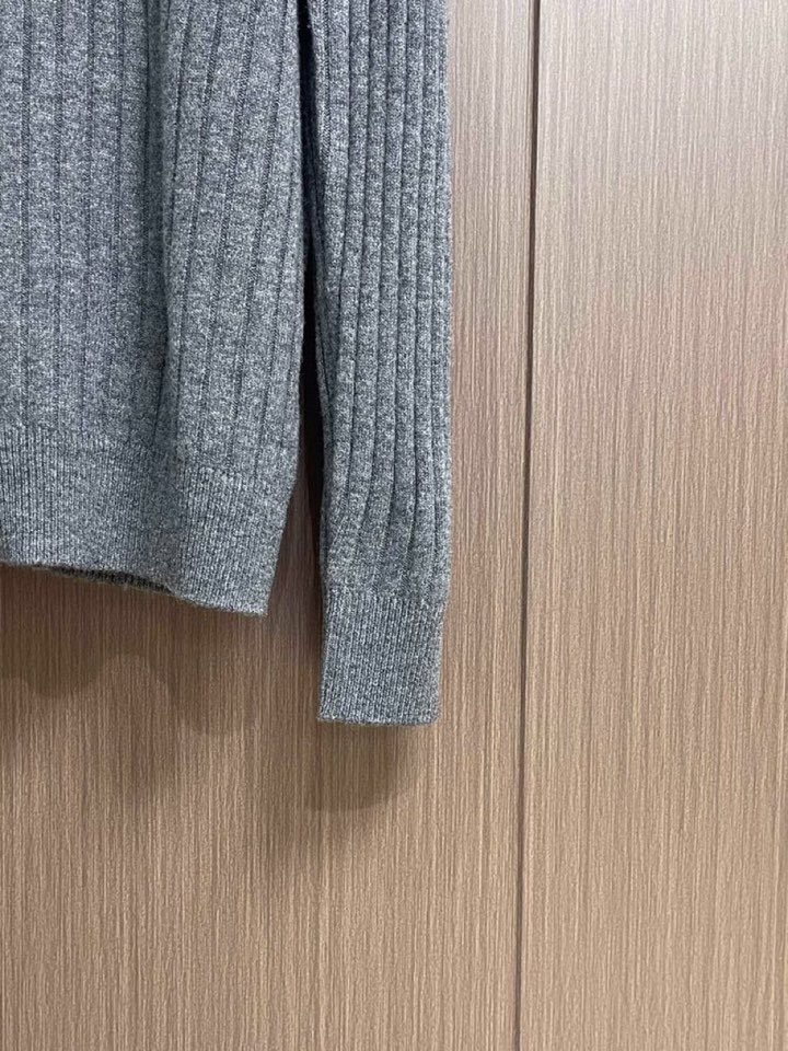 \n Brioni 2025SS翻领毛衣针织长袖毛衣，高端奢华且白金级的一款经典基础款针织。通体的设计完