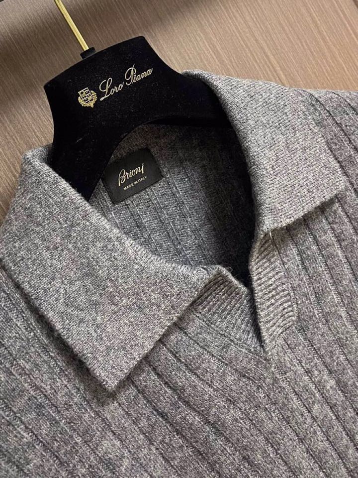 \n Brioni 2025SS翻领毛衣针织长袖毛衣，高端奢华且白金级的一款经典基础款针织。通体的设计完