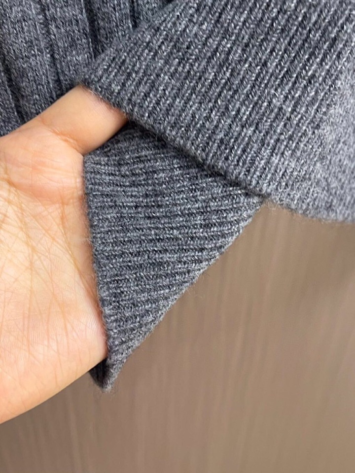 \n Brioni 2025SS翻领毛衣针织长袖毛衣，高端奢华且白金级的一款经典基础款针织。通体的设计完