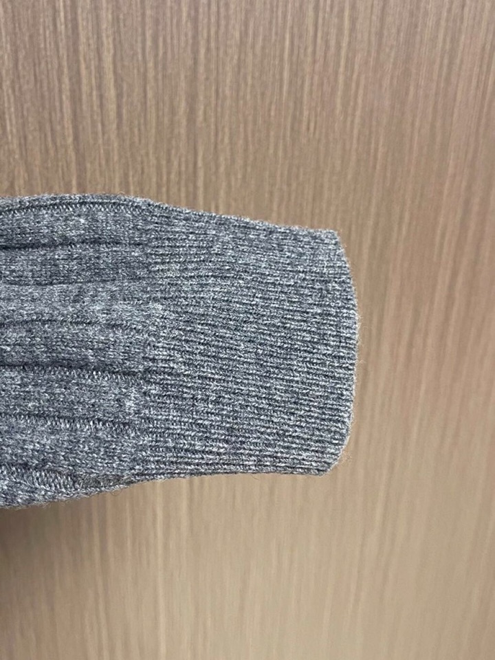 \n Brioni 2025SS翻领毛衣针织长袖毛衣，高端奢华且白金级的一款经典基础款针织。通体的设计完