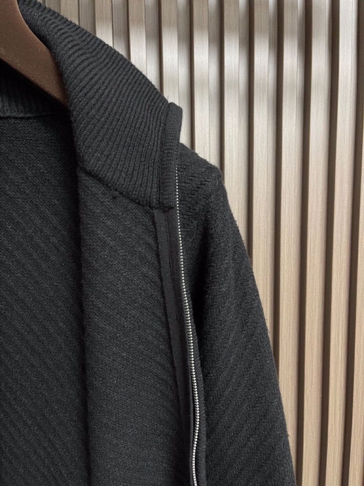 Brioni 2025SS翻领毛衣开衫针织长袖毛衣，高端奢华且白金级的一款经典基础款针织。通体的设计完美