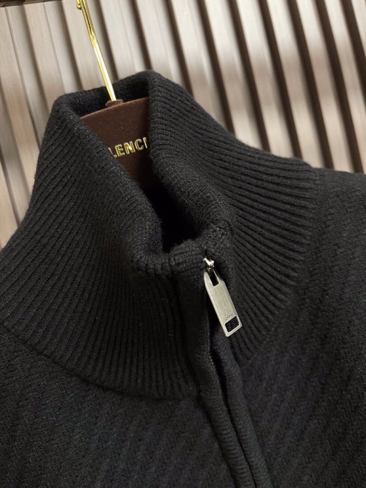 Brioni 2025SS翻领毛衣开衫针织长袖毛衣，高端奢华且白金级的一款经典基础款针织。通体的设计完美