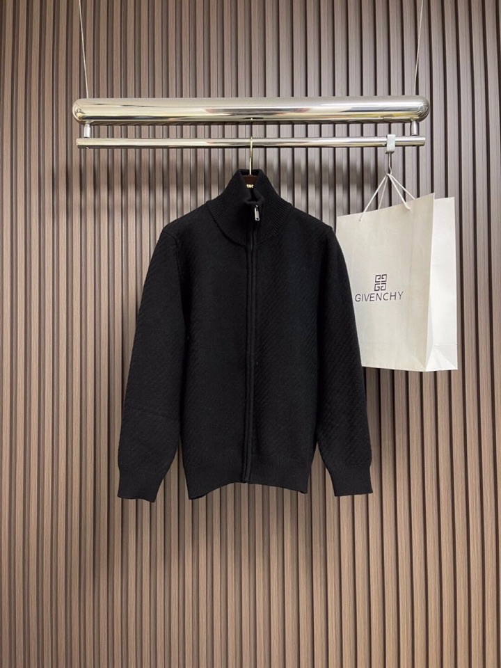 Brioni 2025SS翻领毛衣开衫针织长袖毛衣，高端奢华且白金级的一款经典基础款针织。通体的设计完美