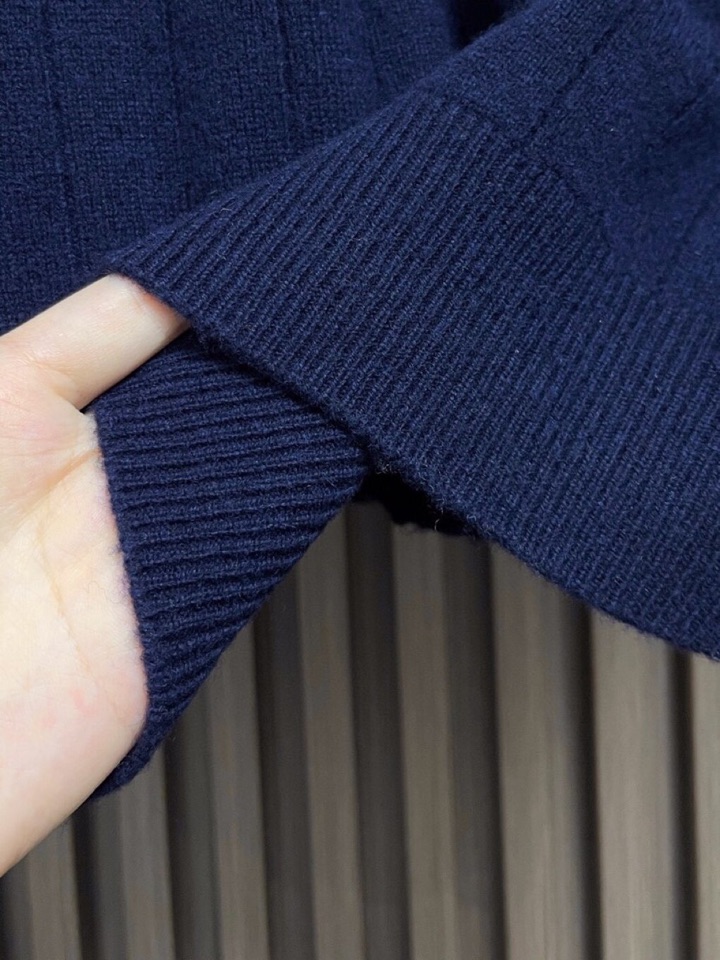 Loro Piana 诺悠翩雅lP🆕 SS秋冬新款针织V领开衫毛衣 经典设计感与颜值爆棚，品质更是无法挑